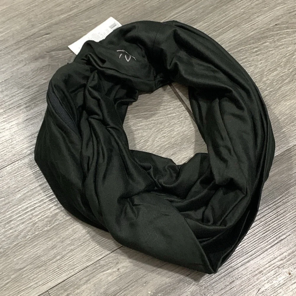 Beyond Yoga NWT Black‎ Pocket Infinity Scarf